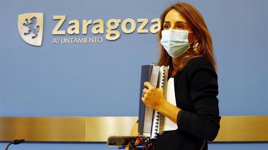 La concejala del PP y responsable de Hacienda en el Ayuntamiento de Zaragoza, María Navarro, antes de una rueda de prensa.