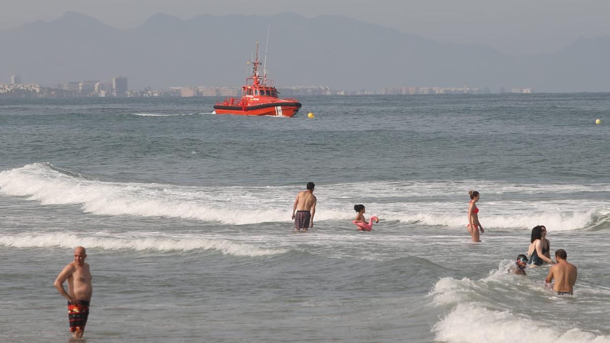 Búsqueda del niño en el mar