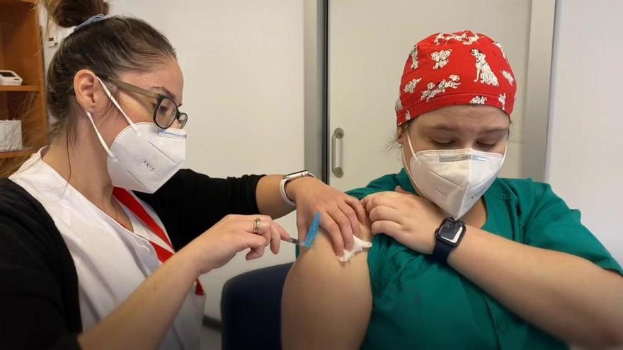 Sigue la vacunación contra el coronavirus en el Hospital Regional de Málaga