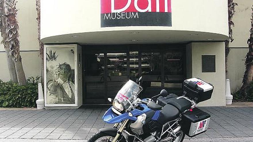 Entrada del Museo de Dalí en St Petersburg, con la moto aparcada.