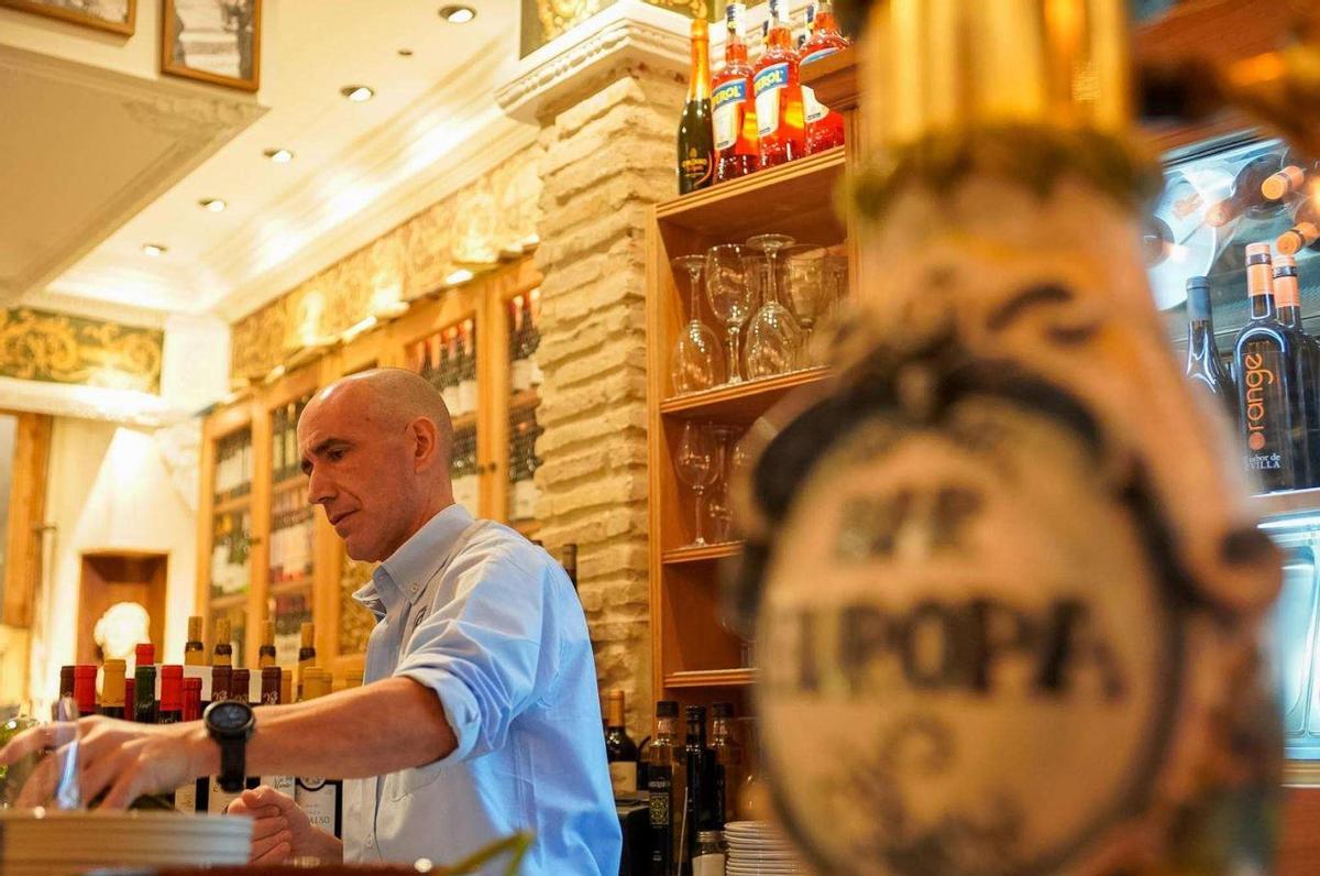 Bar Europa, el negocio del centro de Sevilla con más de 100 años de historia que ha acogido tertulias, cierres y cambios en el barrio de la Alfalfa y que tiene las mejores croquetas de la ciudad