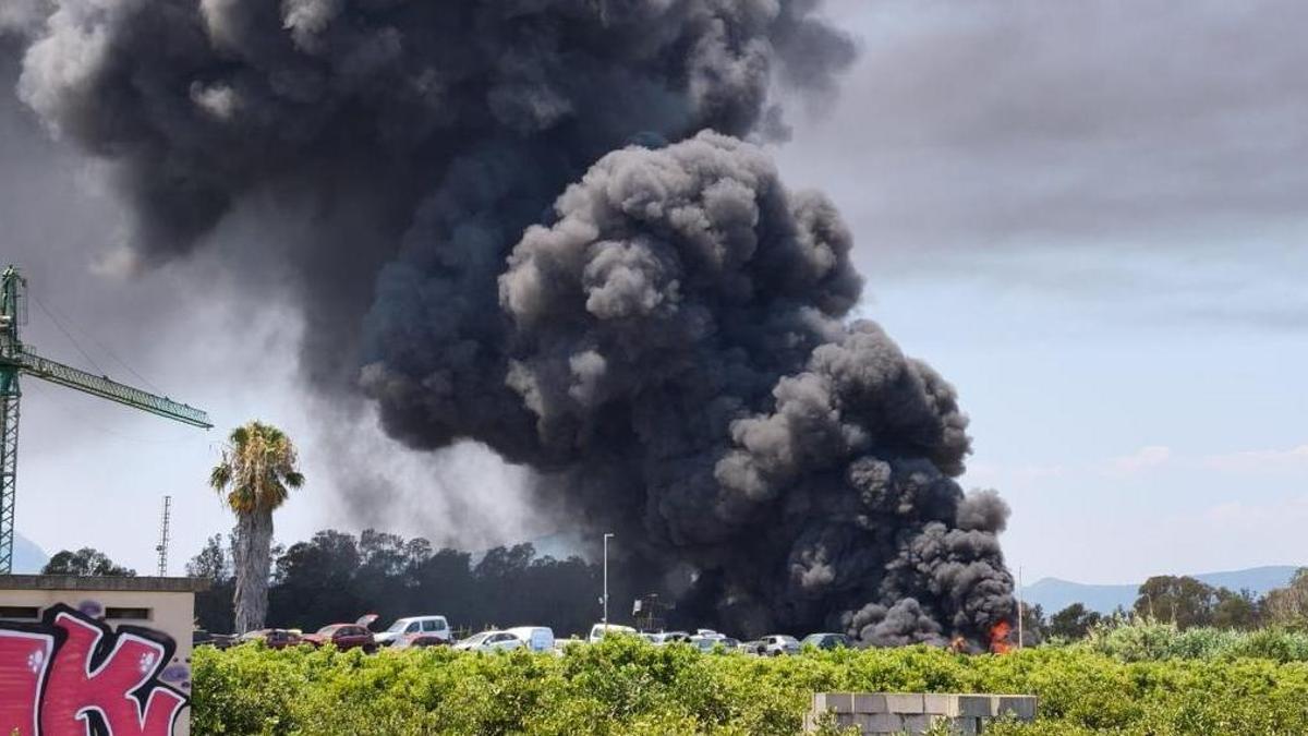 El incendio y la densa y negra columna de humo