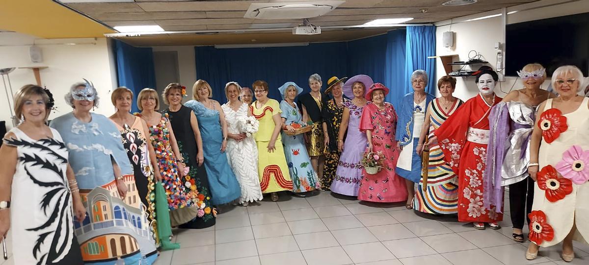 Les Oliveres del Casal Cívic i Comunitari de Sant Joan exhibeix els seus vestits de paper a Barcelona