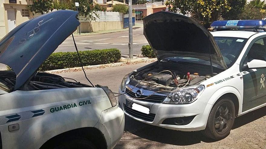 Un coche patrulla averiado con problemas de batería. | INFORMACIÓN