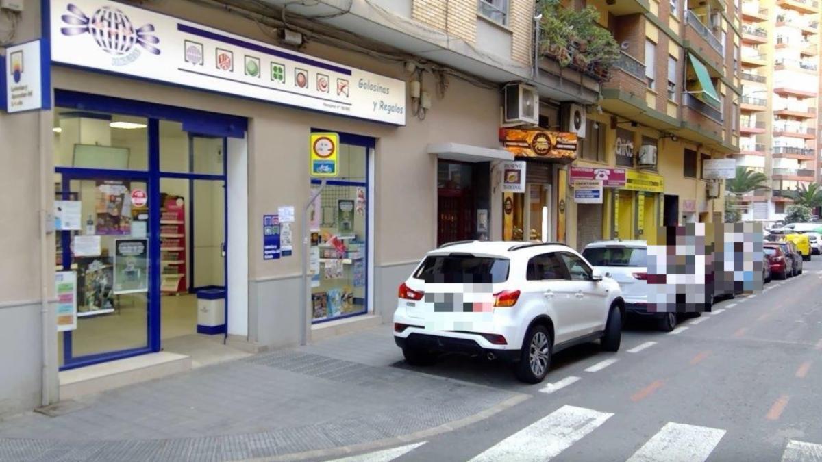 La administración de la calle Bono Guarner, 17, en Alicante, ha sido uno de los puntos donde se ha vendido el número 56177, agraciado con el primer premio de la Lotería Nacional.
