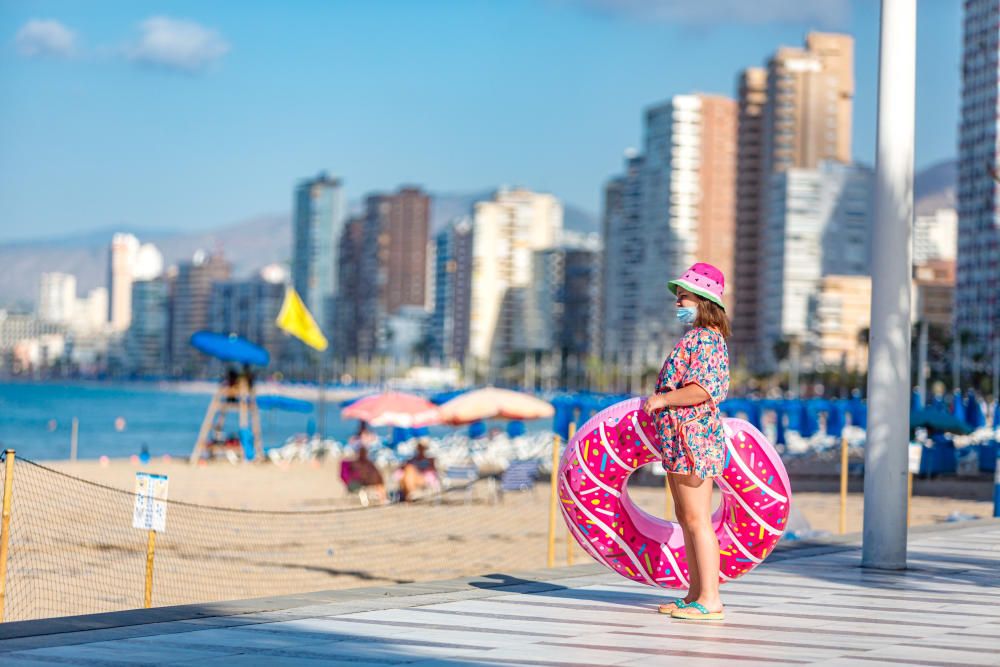 Colas de acceso a la playa el primer día de puesta en marcha del sistema de reservas de parcelas.