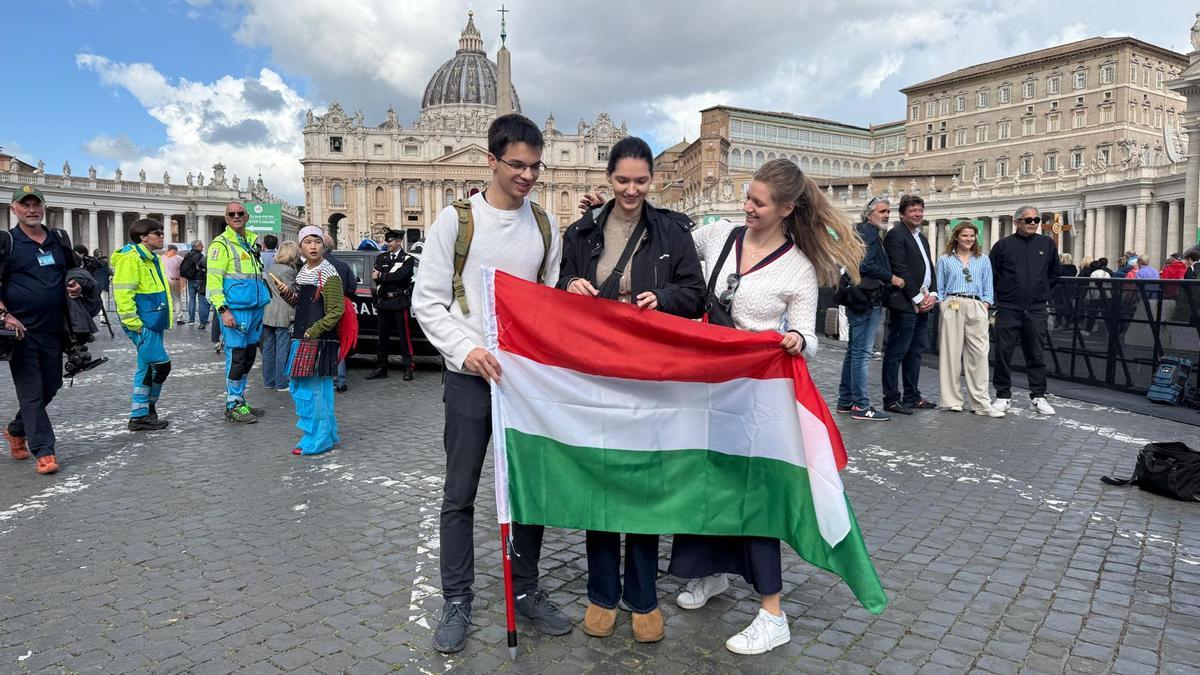Los tres hermanos Jakubovick, Noemi, Zoltán, y Jazmin, que han viajado desde Hungría para asistir a las fumatas.