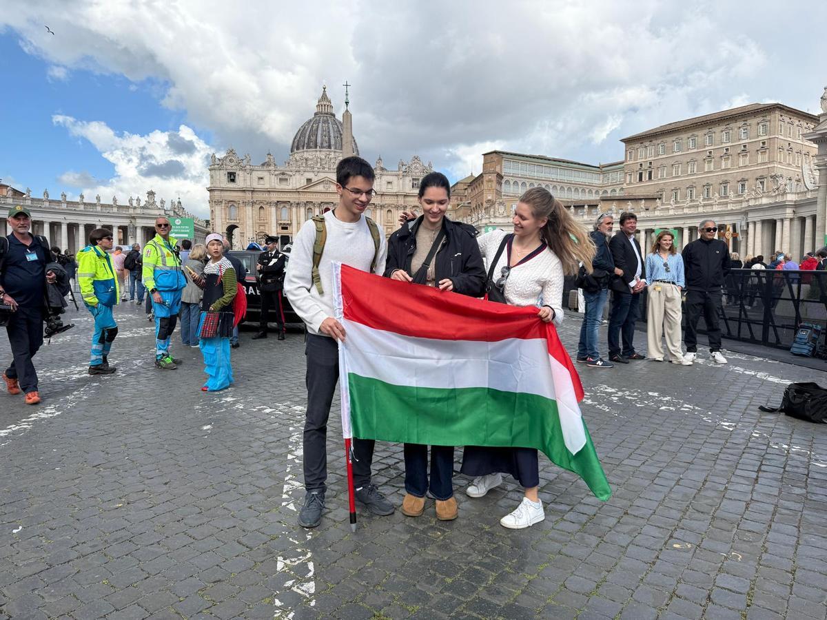 Los tres hermanos Jakubovick, Noemi, Zoltán, y Jazmin, que han viajado desde Hungría para asistir a las fumatas.