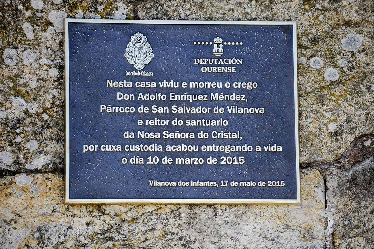 Una placa recuerda en Vilanova dos Infantes al párroco, que era muy querido