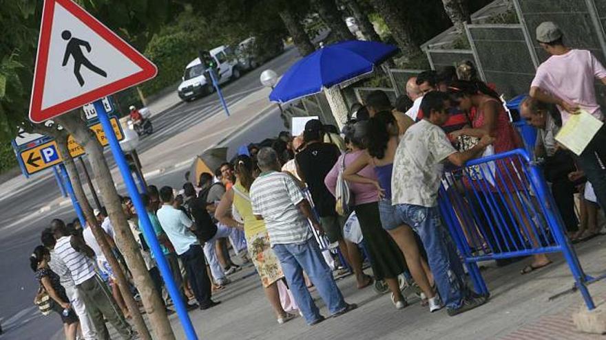 Panorámica de las colas registradas en la oficina de Extranjería de la avenida de Teulada, en Alicante