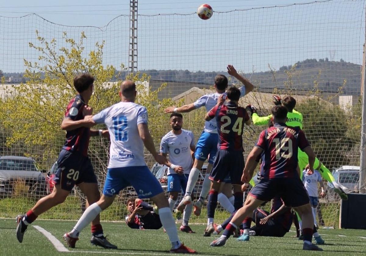 El Vall de Uxó plantó cara a su rival, pero a última hora el Atlético Levante anotó el 1-0.