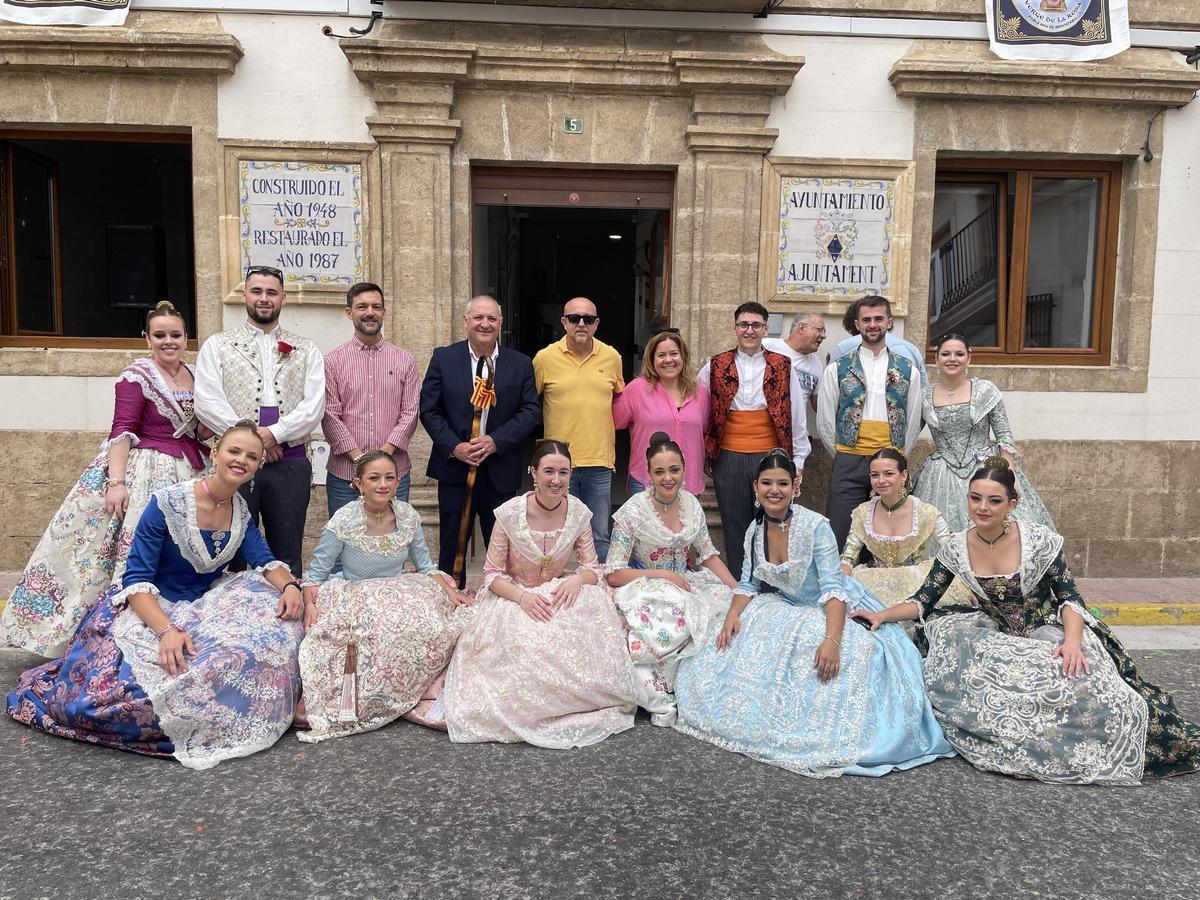 El alcalde y la concejala de Fiestas junto a los alcaldes de Sant Pancraç y las festeras y festeros