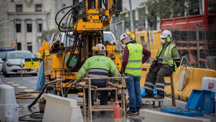 Diversos obrers treballen remodelant un carrer