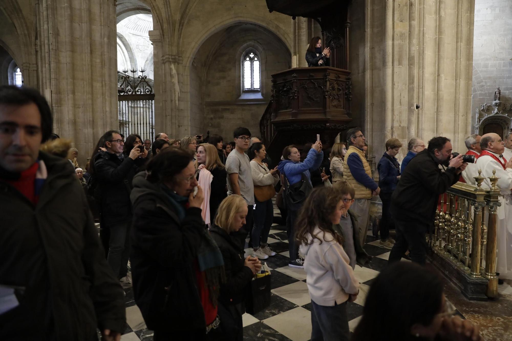 La procesión intergeneracional del Santo Entierro emociona Oviedo