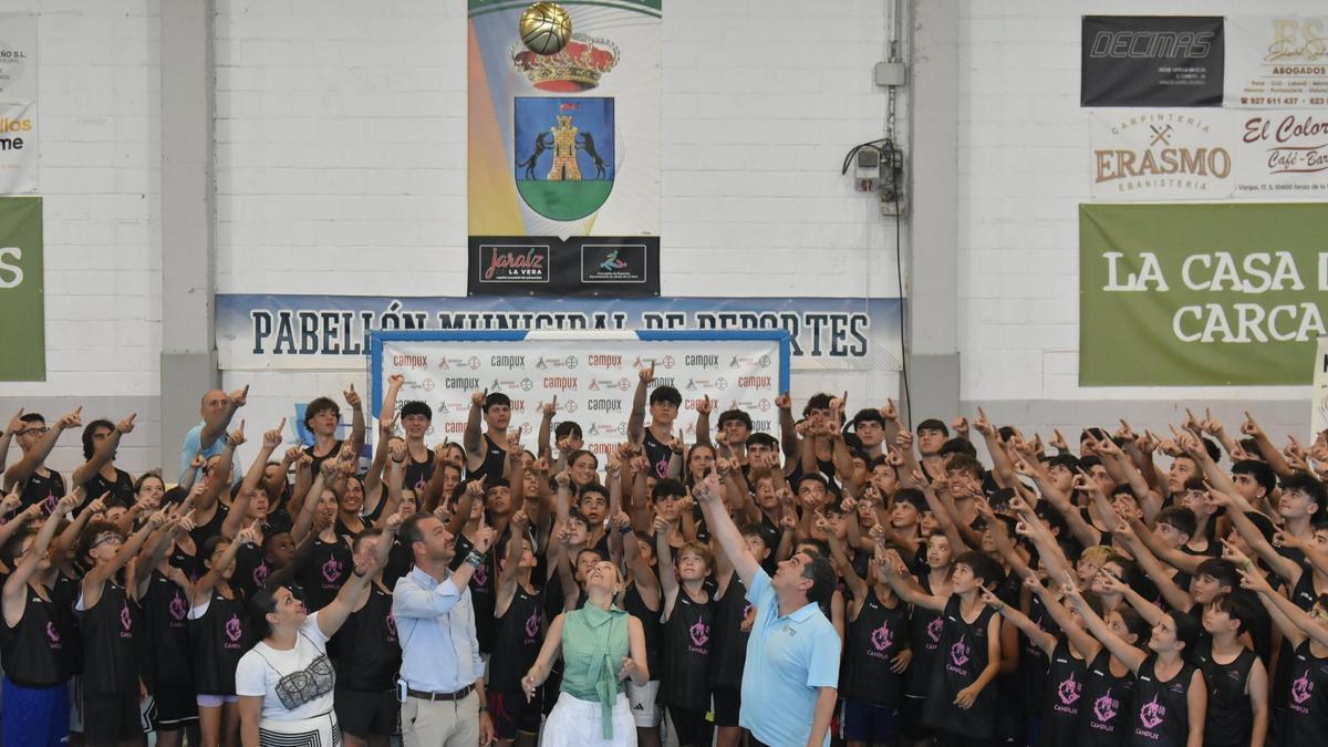 María Guardiola bromea con un balón junto a los participantes de uno de los turnos de Jaraíz.