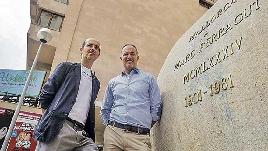 Marc y Joan Ferragut, actuales responsables del Auditòrium de Palma, posan junto al monumento dedicado a su abuelo, impulsor del primer auditorio que se construyó en España.