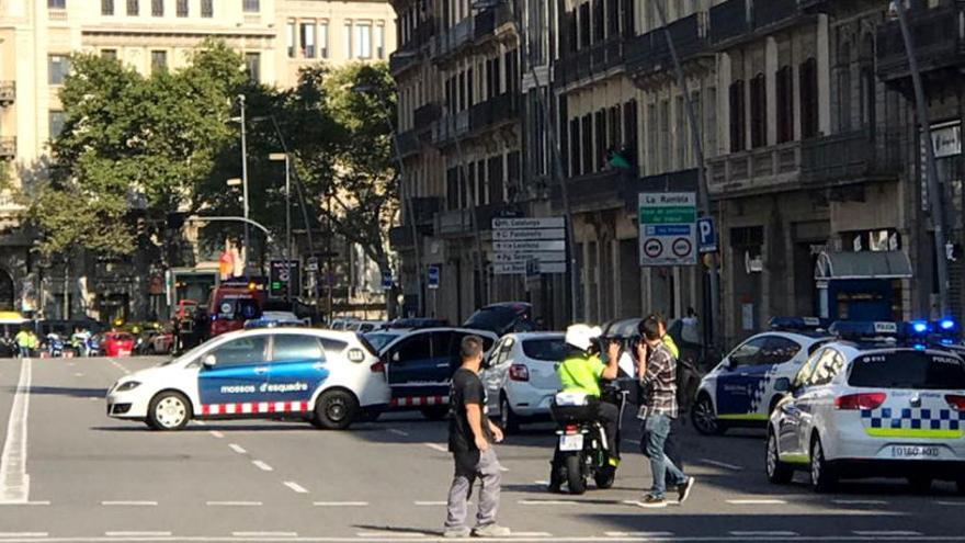 Policies i ambulàncies a la Rambla, després de l&#039;atemptat.