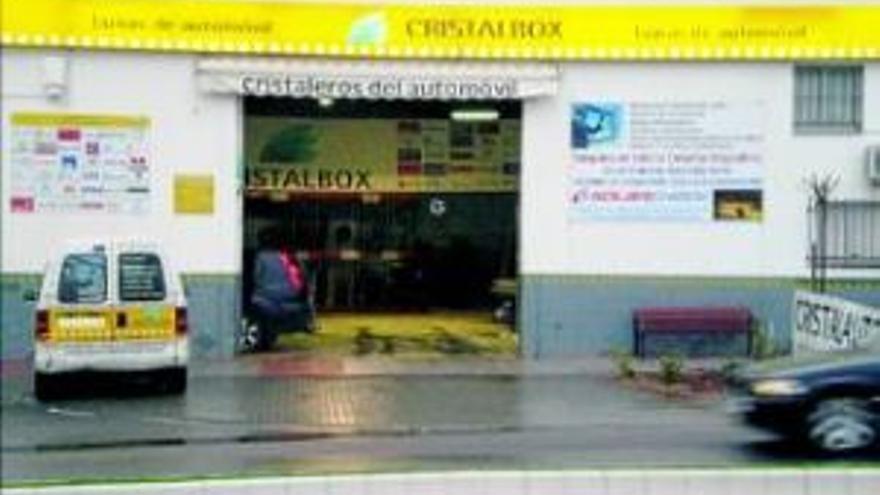 Roban material tras hacer un butrón en el techo de un taller