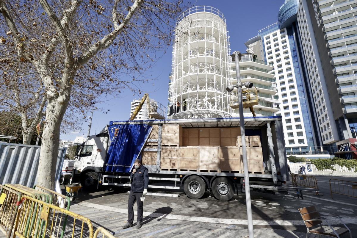 Los operarios montan las pantallas en el "tecnohito" de Benidorm.