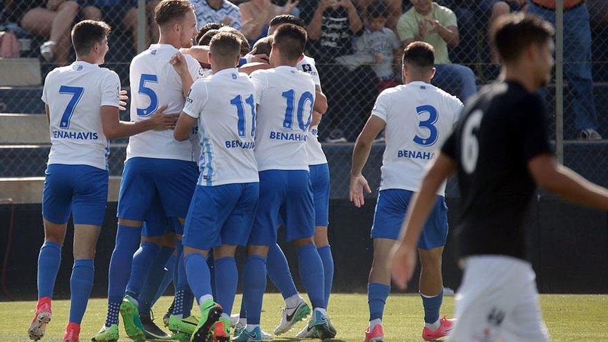 Los jugadores del Atlético Malagueño celebran uno de los goles en el partido contra el Peña Deportiva del pasado fin de semana.