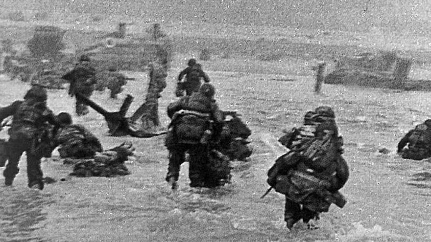 Una de las “ocho fotos” de los momentos más críticos del desembarco de las tropas norteamericanas en la playa de Omaha.