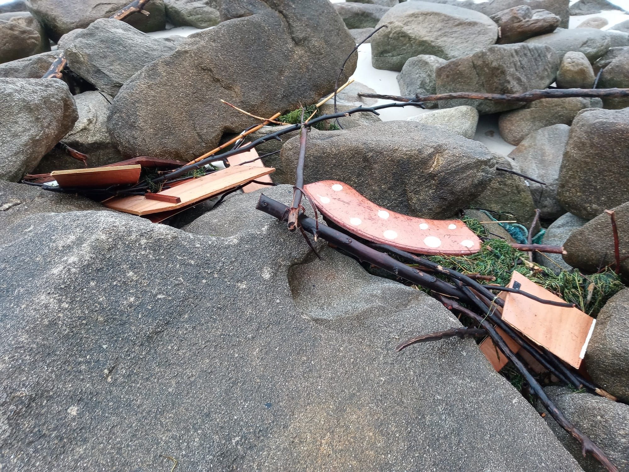 El temporal acaba destrozando el yate enterrado en la playa de Cíes