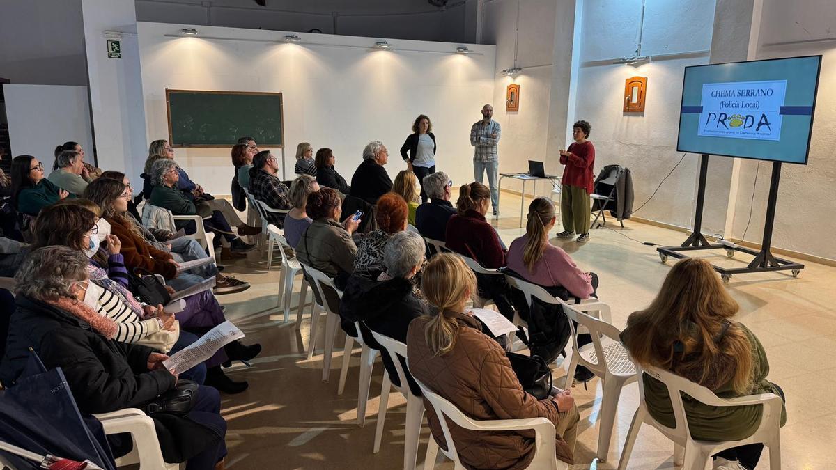 Cerca de 70 personas participan en el primer taller.