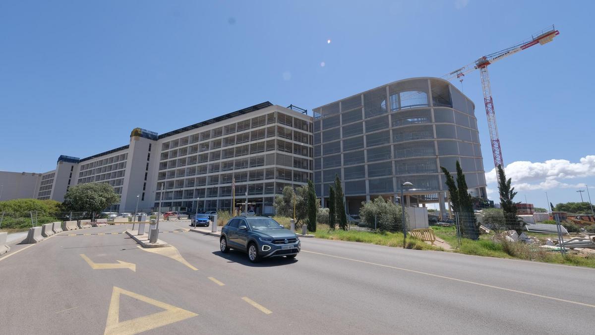 El  parking del aeropuerto de Palma con las nuevas pérgolas en la azotea y el edificio anexo, una rampa de salida circular para los coches de alquiler