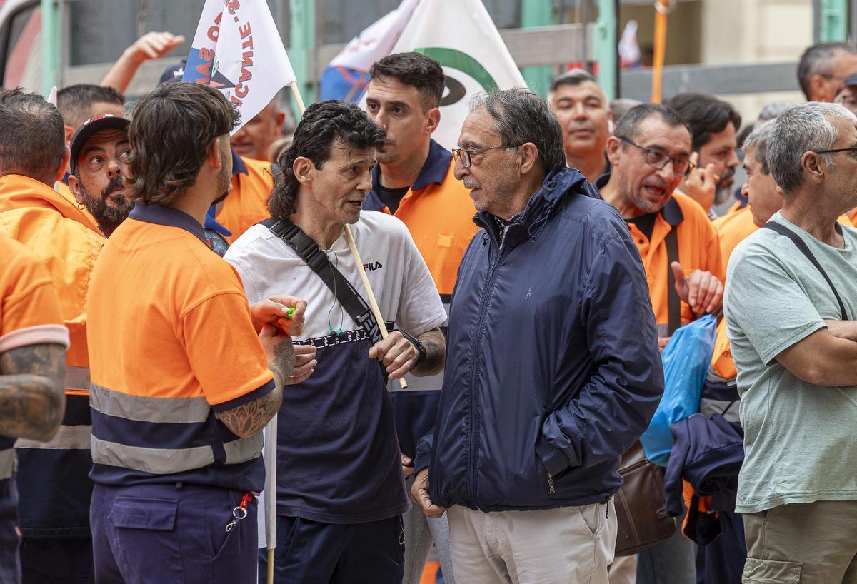 Ángel Franco habla con los manifestantes del servicio de limpieza en la plaza del Ayuntamiento de Alicante.