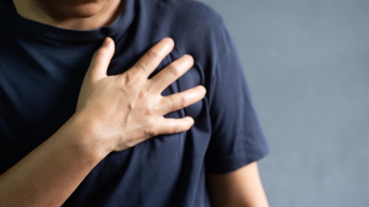 El dolor en el pecho es uno de los síntomas del infarto de miocardio.