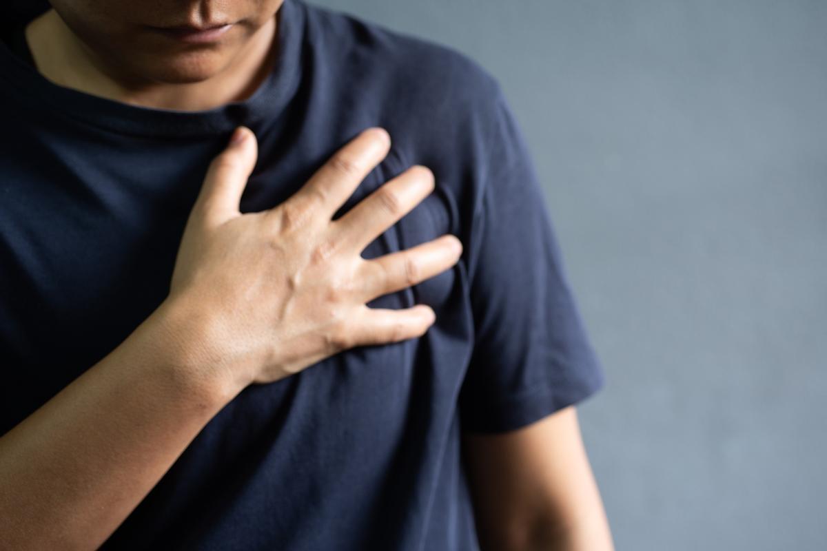 El dolor en el pecho es uno de los síntomas del infarto de miocardio. El dolor en el pecho es uno de los síntomas del infarto de miocardio.
