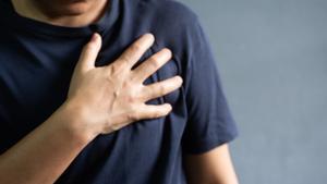 El dolor en el pecho es uno de los síntomas del infarto de miocardio.