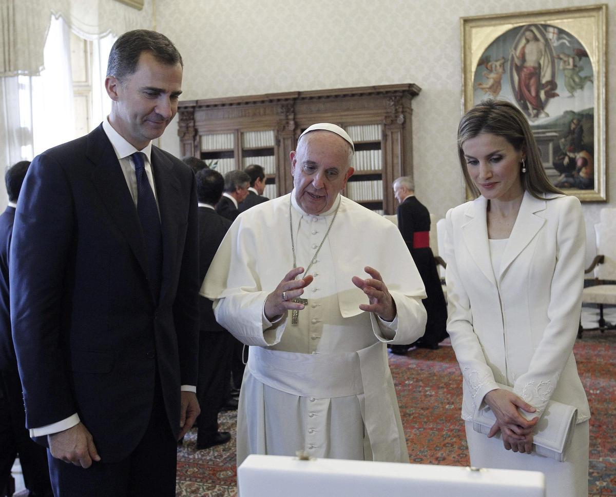 Felipe y Letizia conocieron a Bergoglio en 2014, en su primer viaje oficial al extranjero.