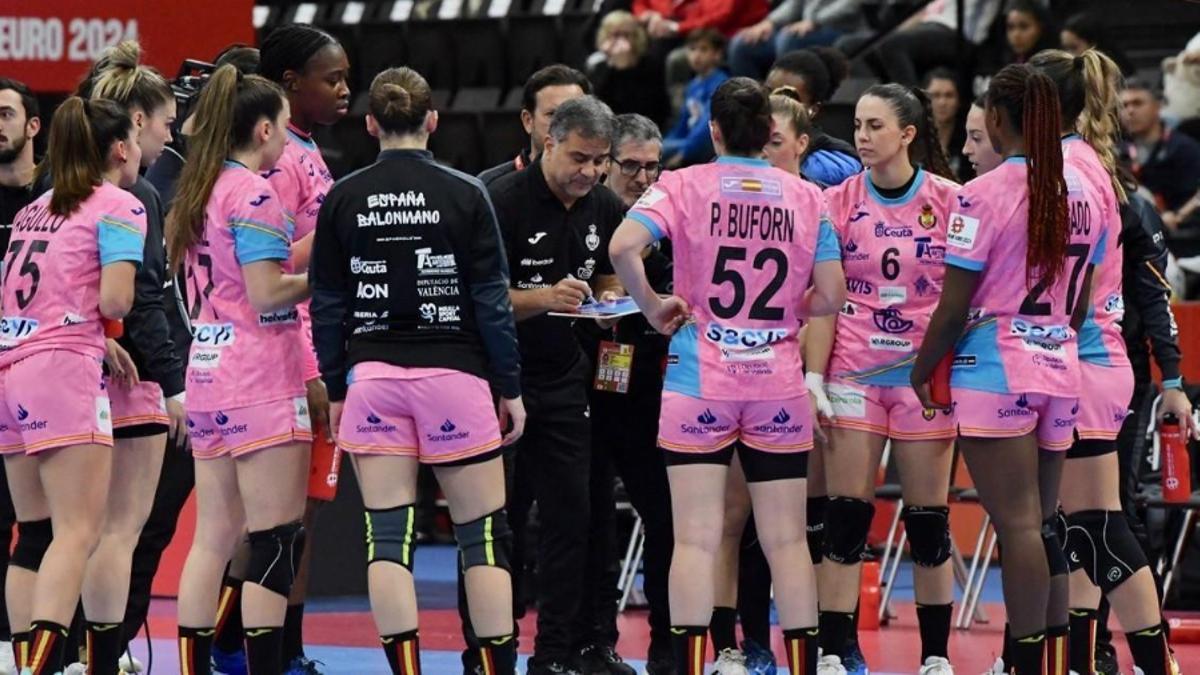 Ambros Martín, dando instrucciones a sus jugadoras