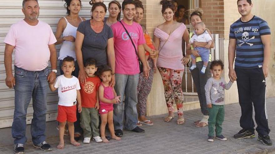 Varios de los ocupantes ilegales de los pisos vacíos frente al edificio del Ivvsa en Alfafar.