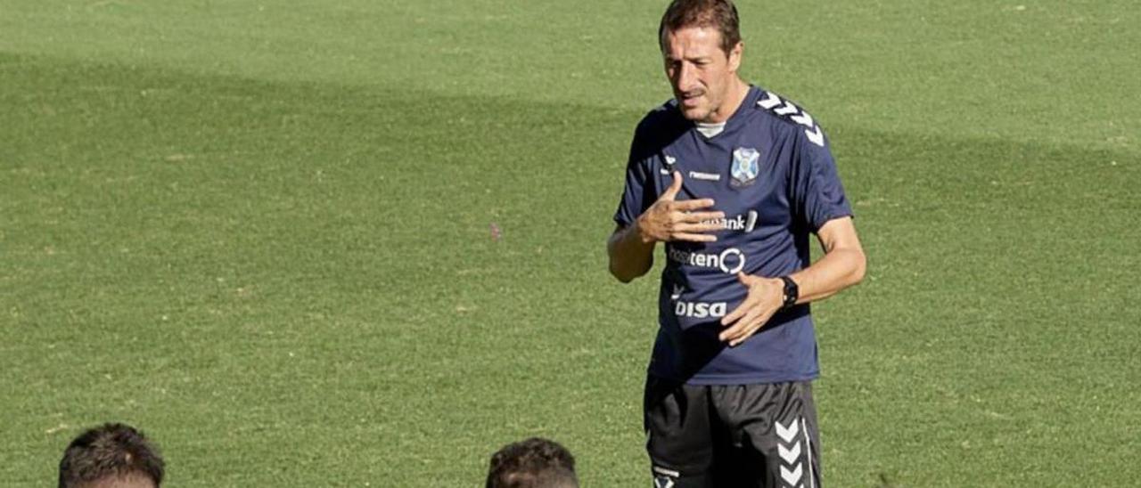 Ramis se dirige a sus jugadores durante el entrenamiento de ayer.  | | CD TENERIFE