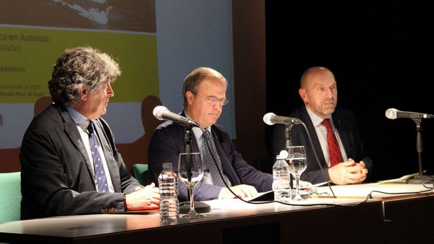 Por la izquierda, Felipe Díaz-Miranda, presidente de la SOF, Javier Junceda y Juan Cofiño, durante la charla. | JER OSPINA