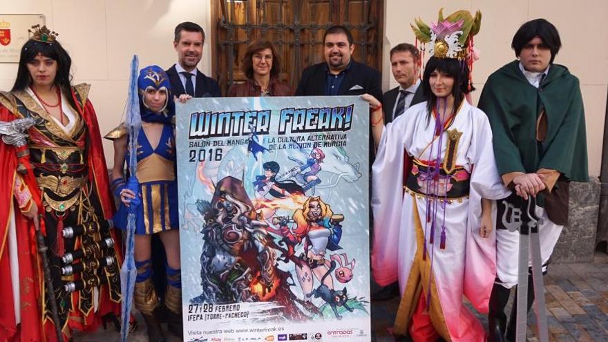 Los organizadores de Winter Freak, con algunos cosplayers