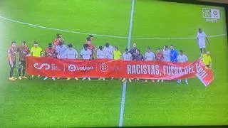 Diakhaby no posa cosa con la pancarta contra el racismo