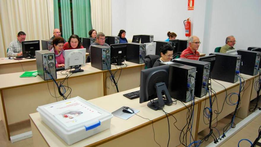 Usuarios del Aula CeMIT que está en la casa de la cultura de Bertamiráns, Ames. Foto: CA