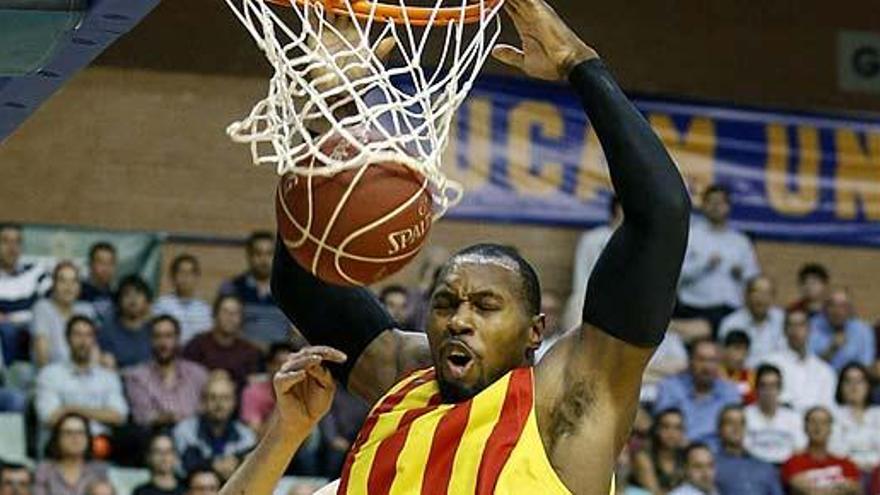 Joey Dorsey machaca la canasta para el Barça en Murcia.