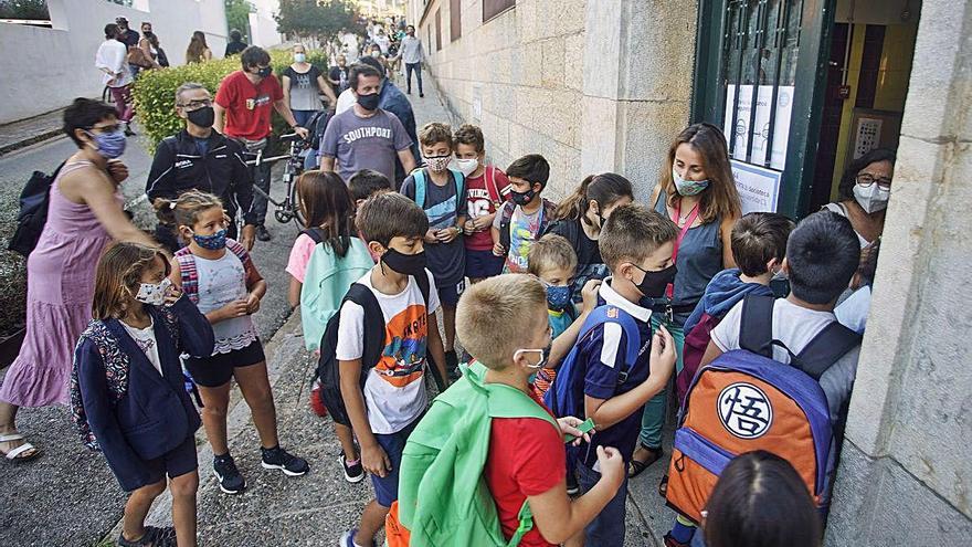 Alumnes entrant a l&#039;Escola Annexa de Girona aquest setembre.