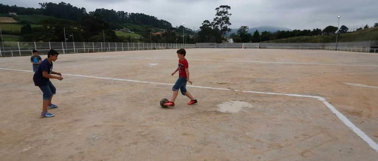 Niños jugando en el campo de fútbol de arena de La Luz.