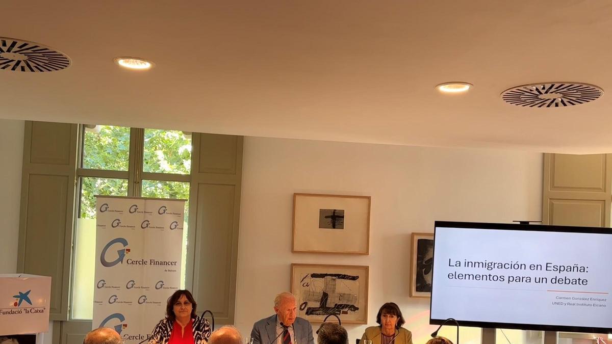 Antònia Maria Estarellas, Vicepresidenta Segunda y Consejera de Presidencia del Govern de les Illes Balears, José Francisco Conrado de Villalonga y  Carmen González Enríquez, Catedrática de Ciencia Política, Investigadora en el Real Instituto Elcano y en la Universidad de Oxford