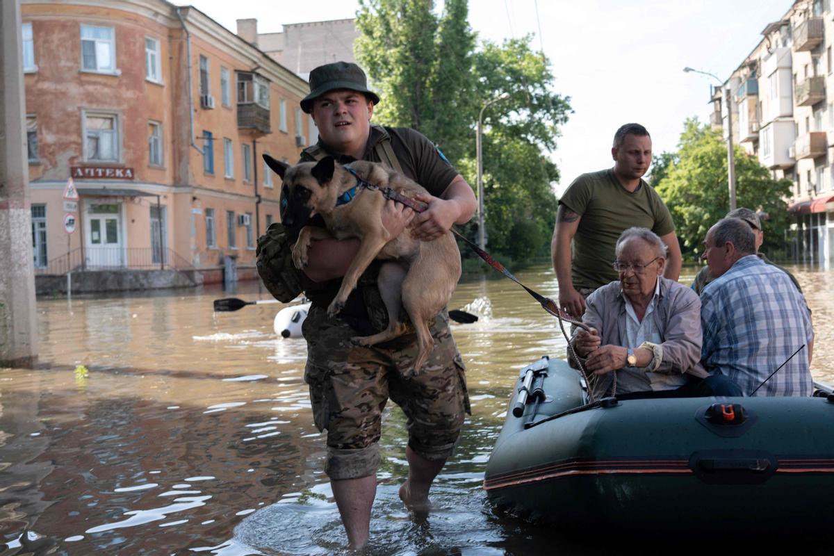 Evacuaciones en Jersón tras la destrucción de la presa de Nueva Kajovka