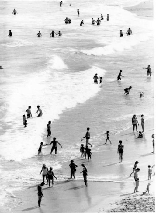 Badegäste am Strand von Cala Mesquida in den 60ern