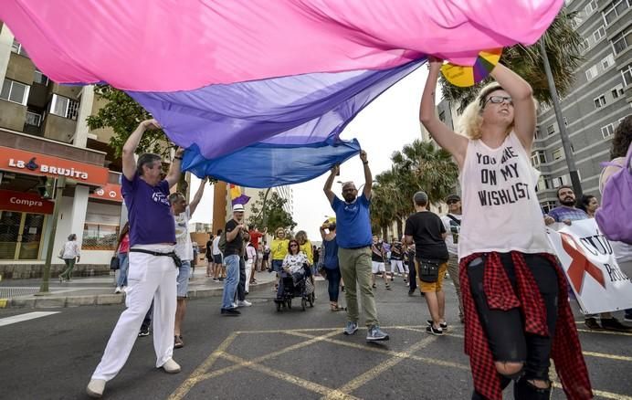 LAS PALMAS DE GRAN CANARIA A 24/06/2017. Este 2017 el lema del orgullo está vinculado a la demanda de la Ley de Igualdad LGTBI que combata los flecos pendientes para la igualdad legal y real. La manifestación discurrió por la avenida de Mesa y López hasta Santa Catalina. FOTO: J.PÉREZ CURBELO