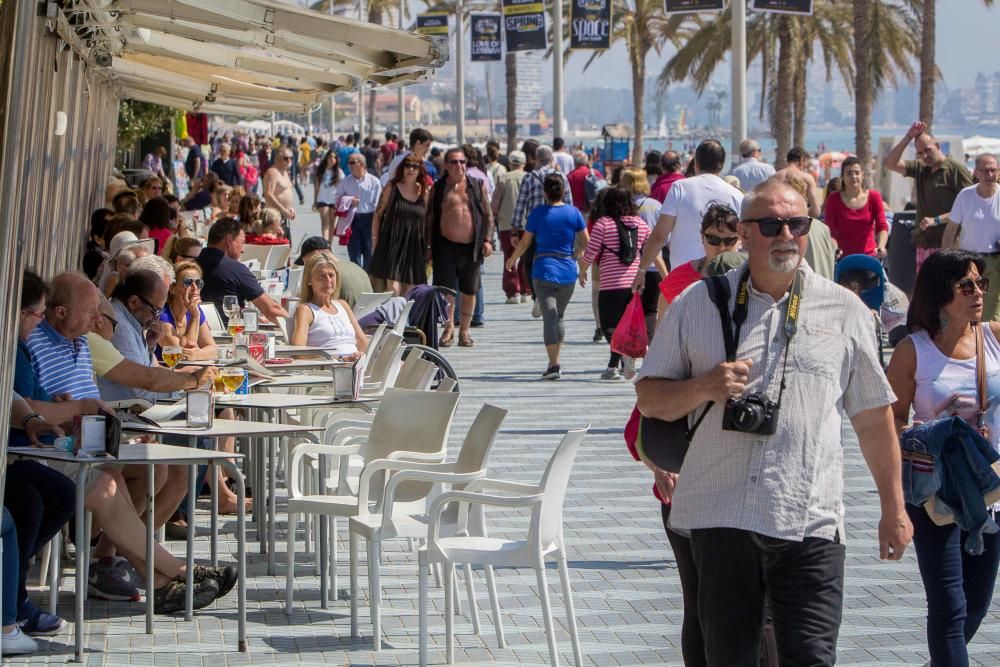 Cientos de personas disfrutan de los 24 grados de máxima que se han registrado hoy en la ciudad