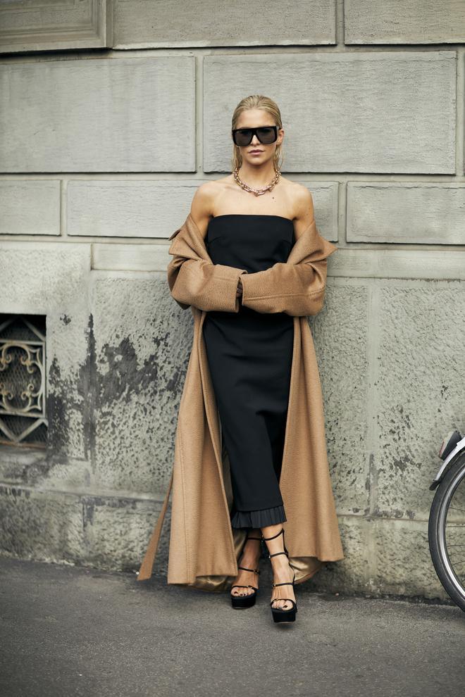 Caroline Daur, con abrigo camel durante la ‘Fashion Week’ de Milán.