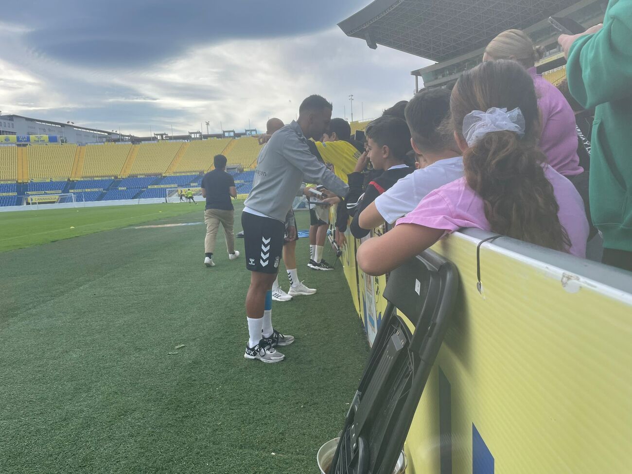 Los aficionados presencian el entrenamiento de la UD Las Palmas